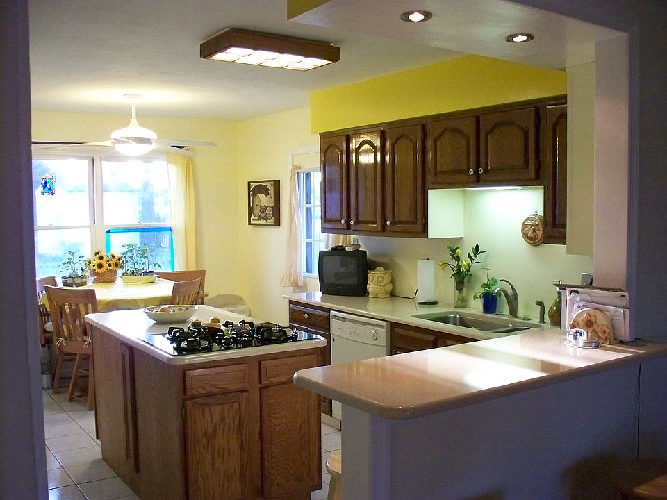 Kitchen Island & Bar