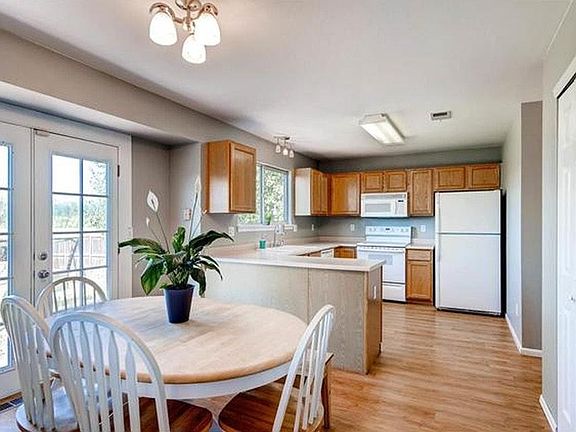 Dining & Kitchen Area