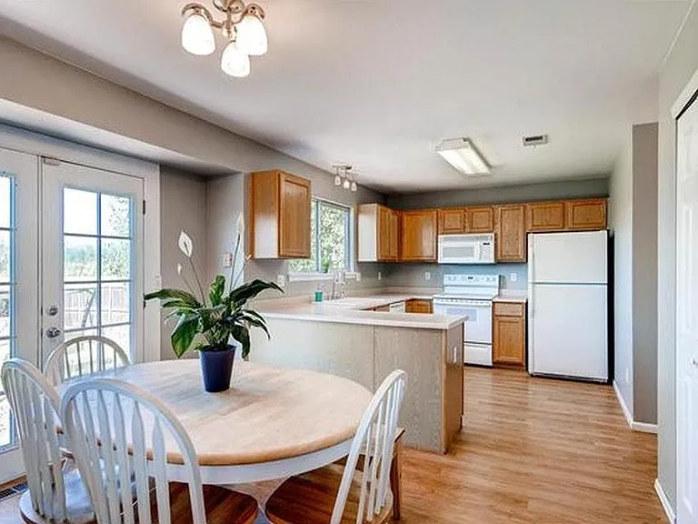 Dining & Kitchen Area