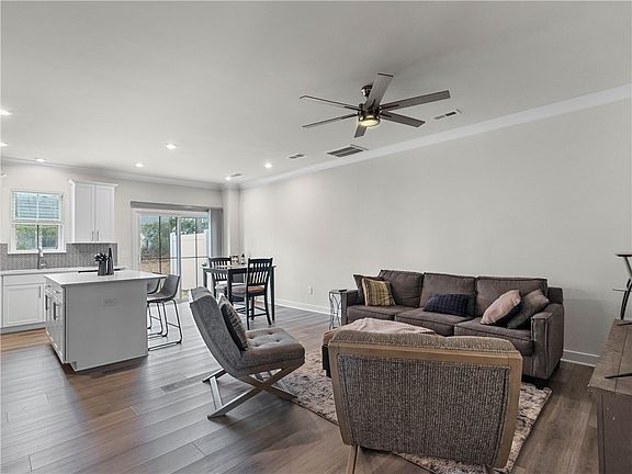 3rd image of 61 Connaught Ct