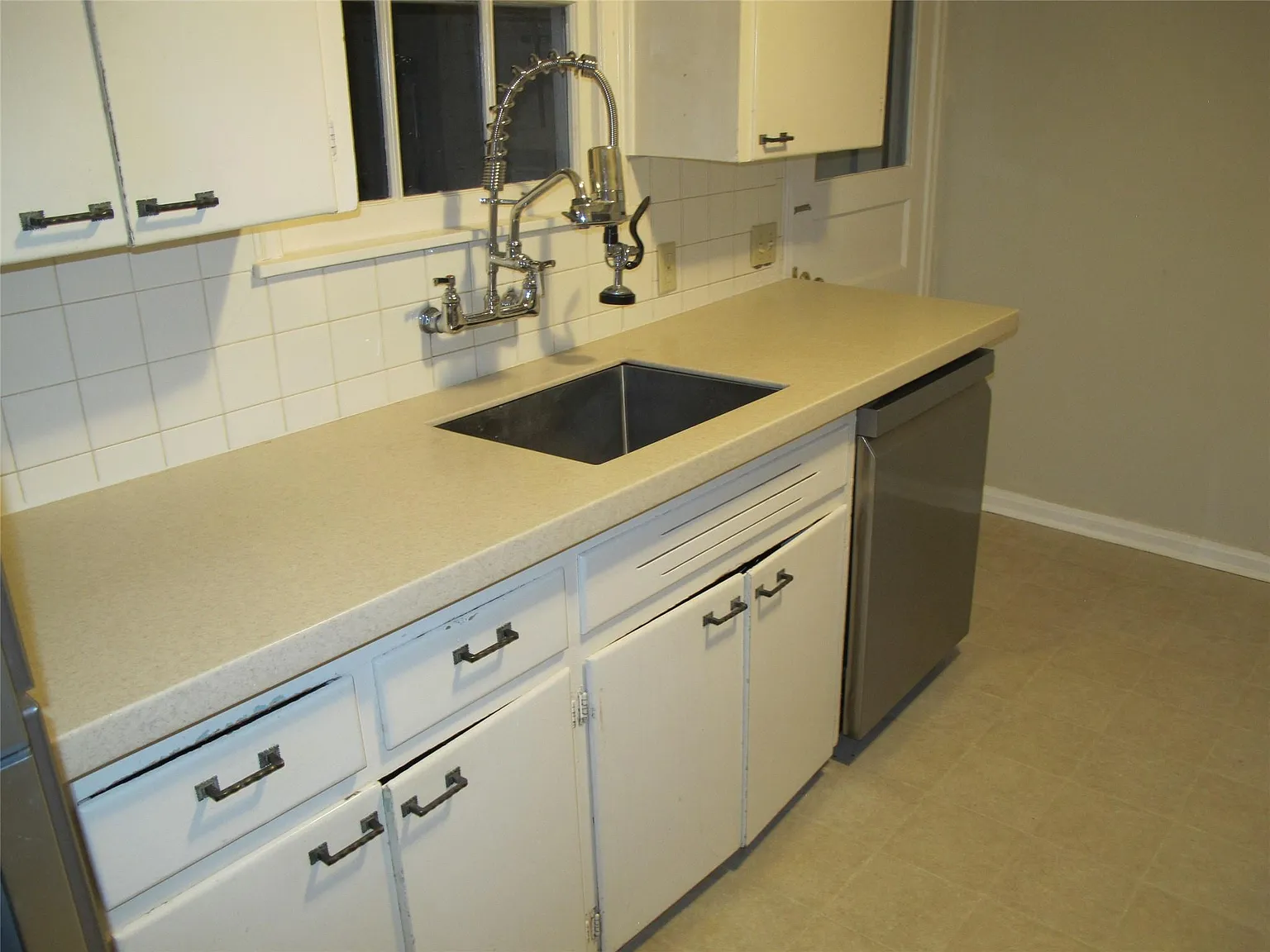 3 bed, 1.0 bath, 1120 sqft, $2,900 — Photo 4