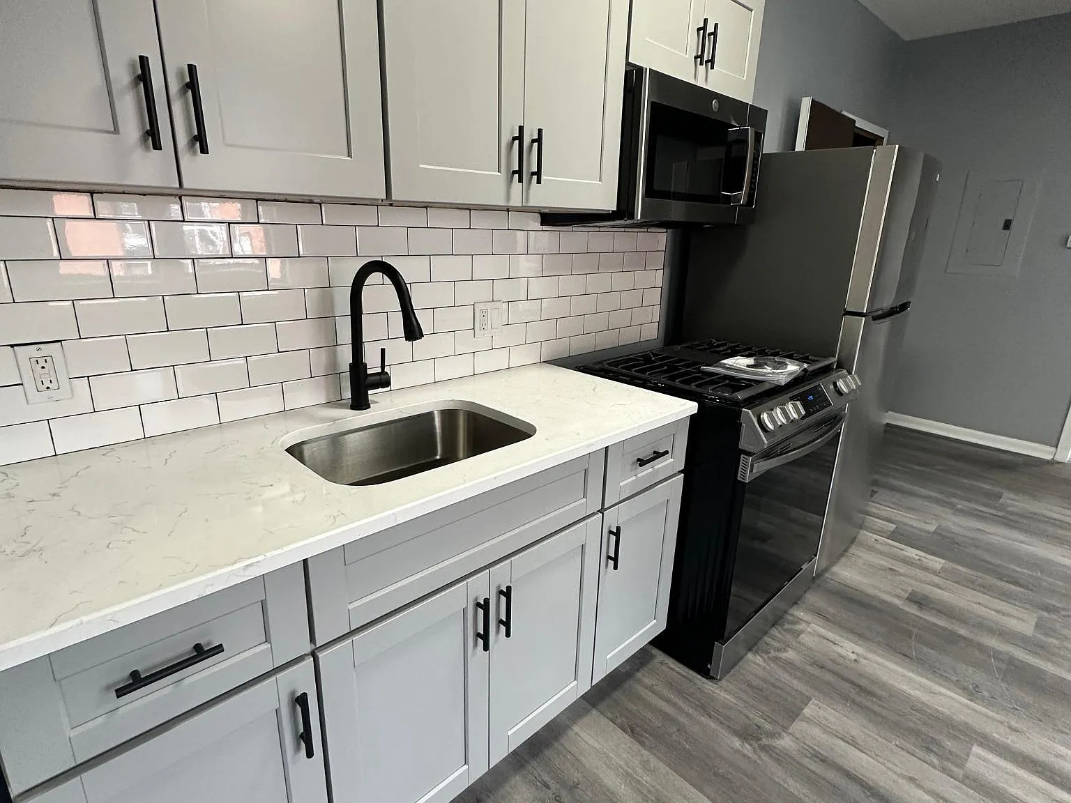 883 Broad St — Photo 3