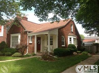 1952 Hunt Club Dr, Grosse Pointe Woods, MI 48236