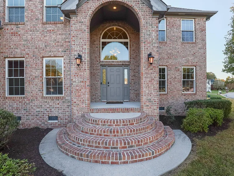 800 Sherrard Ct — Photo 1
