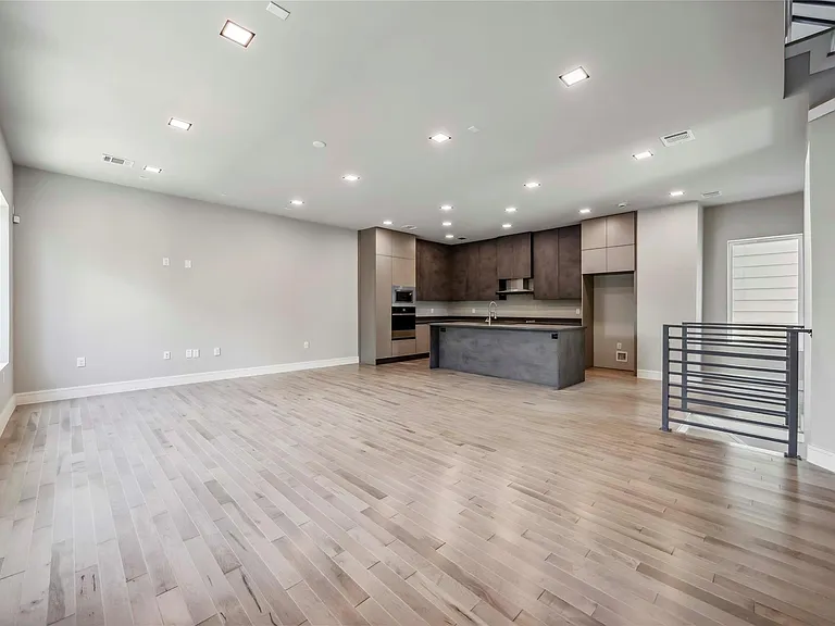 1111 W 21st St — Photo 18