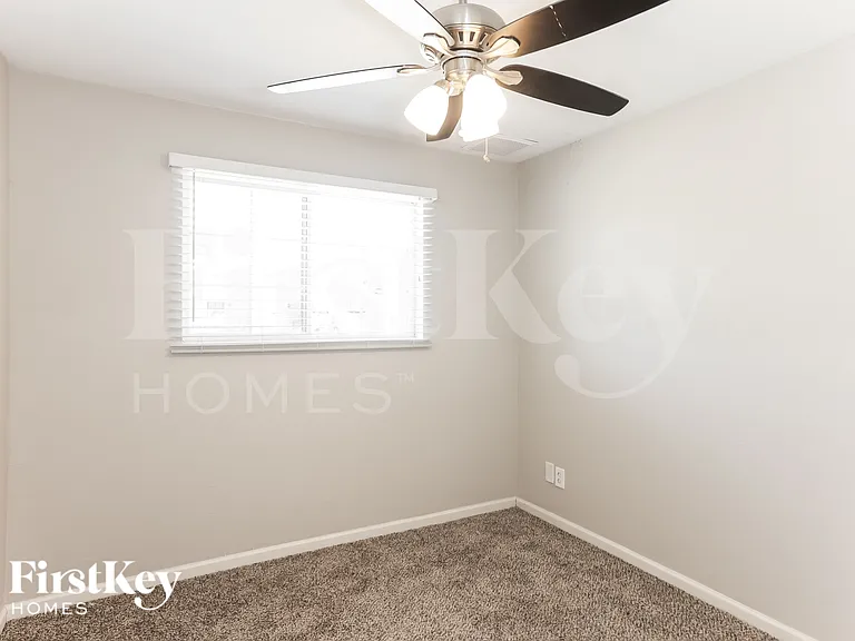 1233 W 16th St — Photo 10