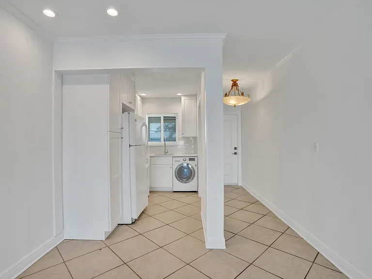 2311 NE 36th St #2F — Photo 8