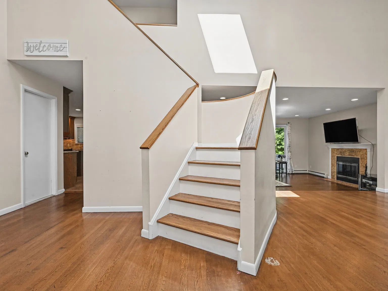 5 bed, 3.5 bath, 3732 sqft, $7,500 — Photo 4