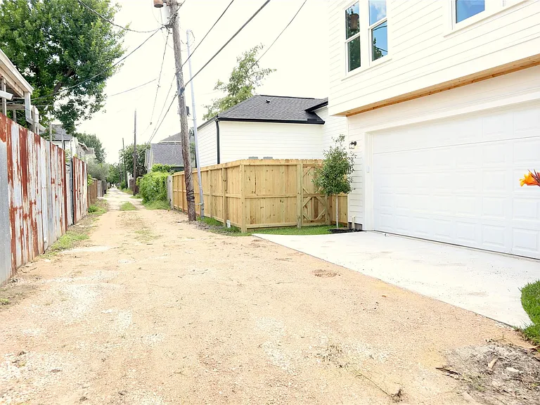 1836 Cortlandt St — Photo 17