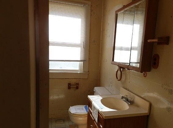 5th image of 913 Roslyn Ave