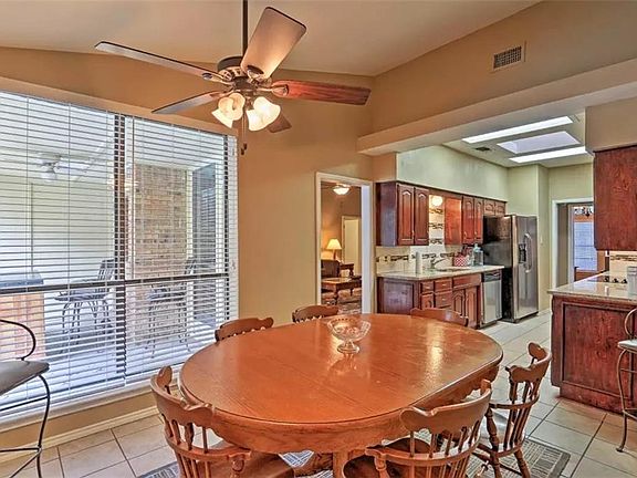 5th image of 332 Marseille Dr