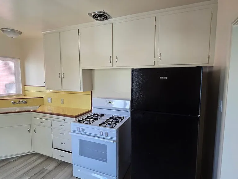 500-502 E Cypress Ave — Photo 9