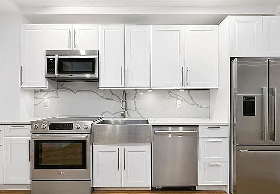 3rd image of 160 E 48th St #5U