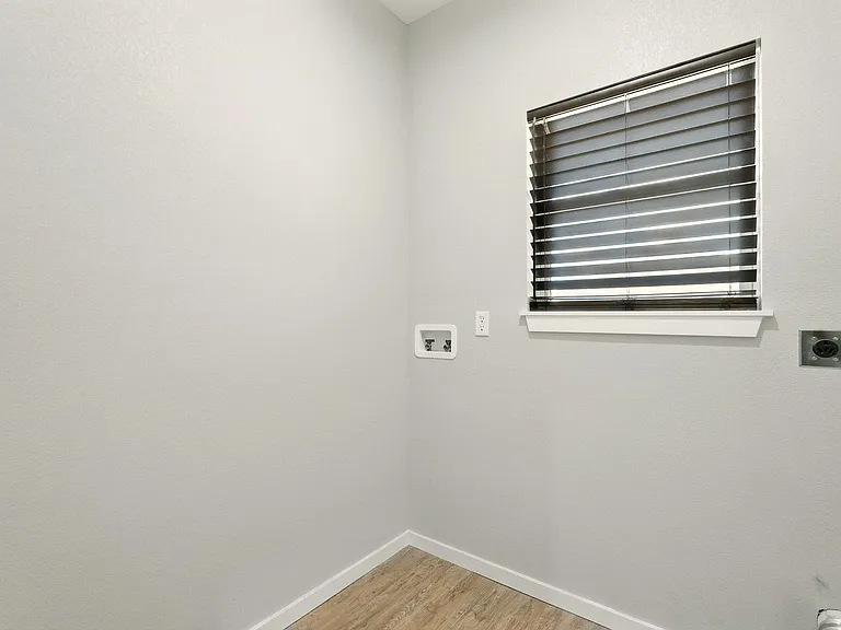 7433 FM 603 — Photo 5