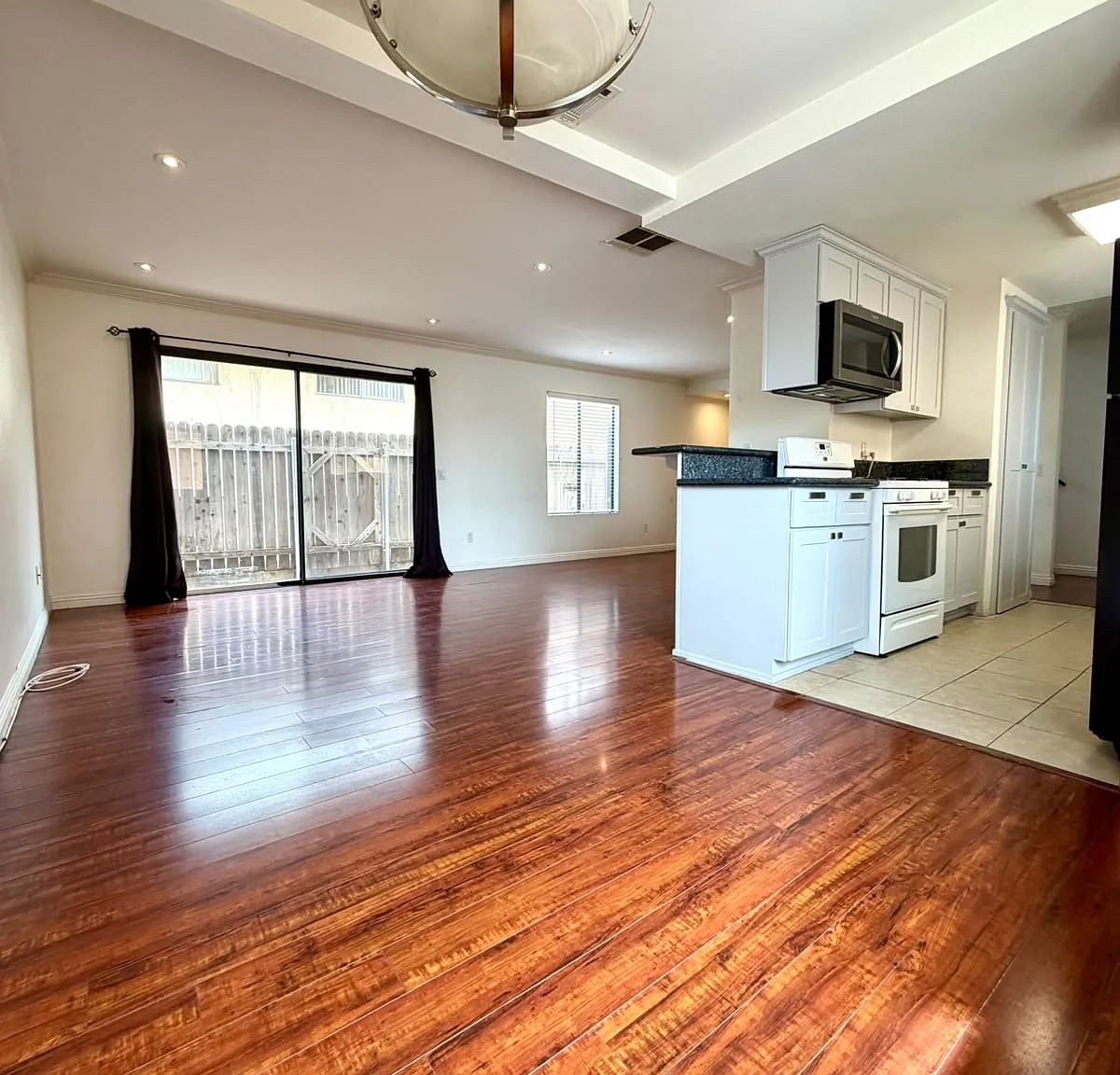 3 bed, 2.5 bath, 1200 sqft, $2,995 — Photo 2