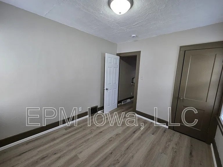947 Newton St — Photo 15
