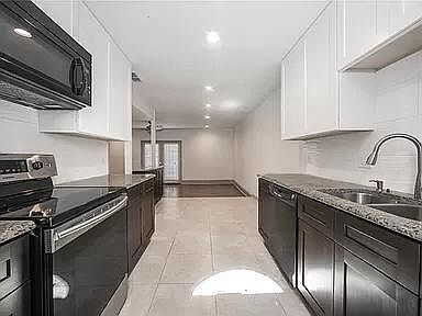Open concept kitchen & breakfast area