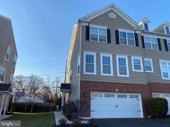 109 Carillon Hill Ln, Sellersville, PA 18960