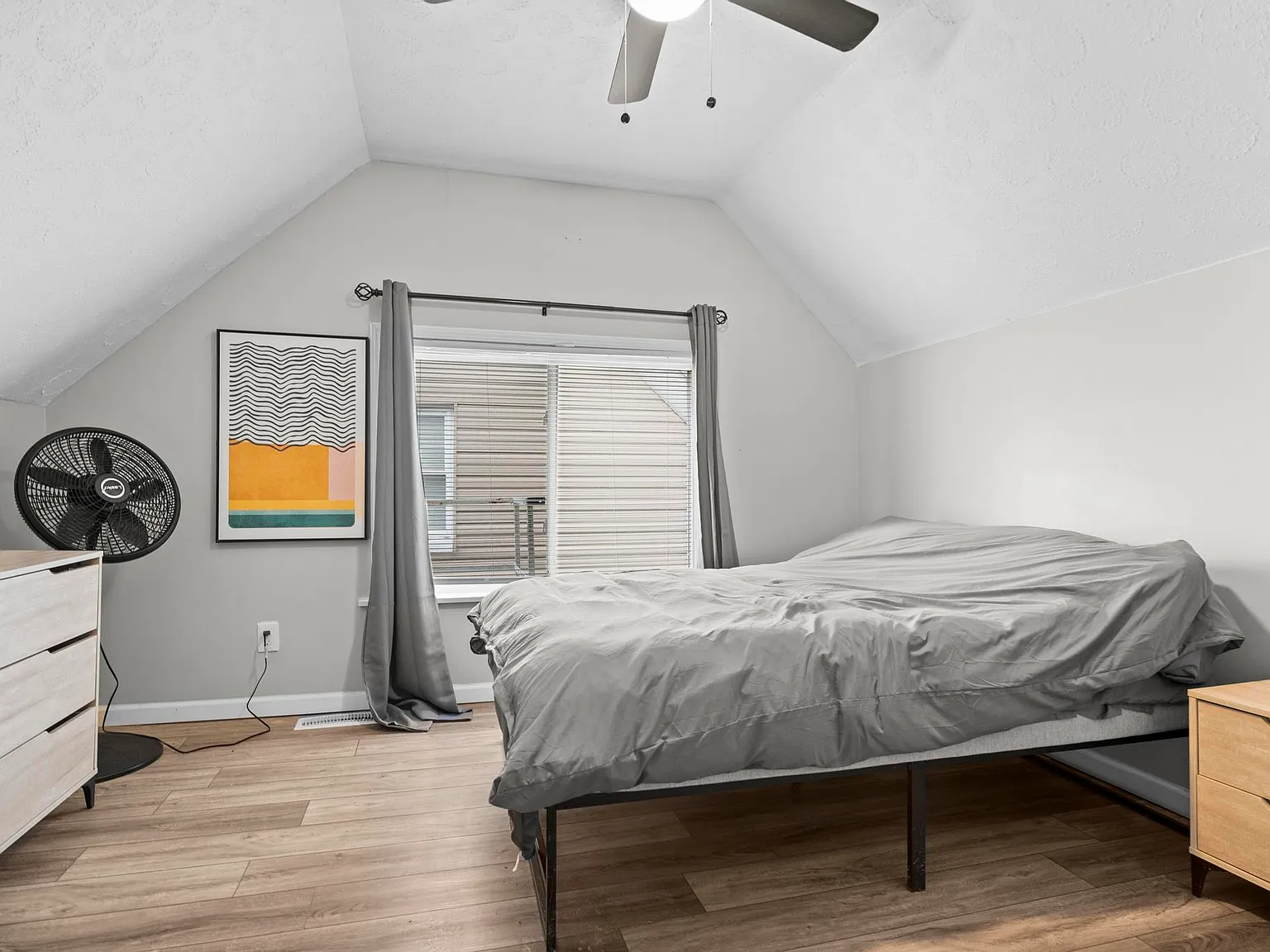 6 bed, 3400 sqft, $1,250 — Photo 3