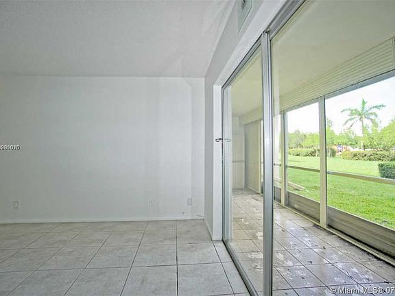 3rd image of 950 Hillcrest Dr APT 105