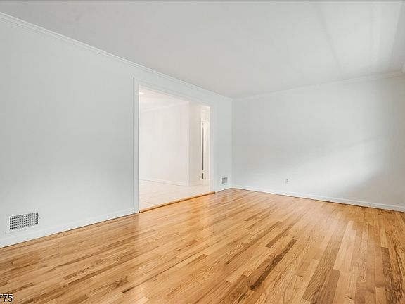 5th image of 15 Oak Ln