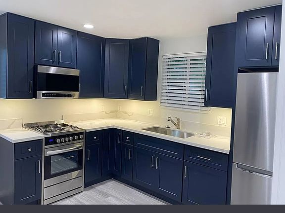 2nd image of 449 1/2 N Laurel Ave