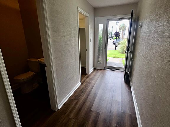 3rd image of 904 Ventura Pl