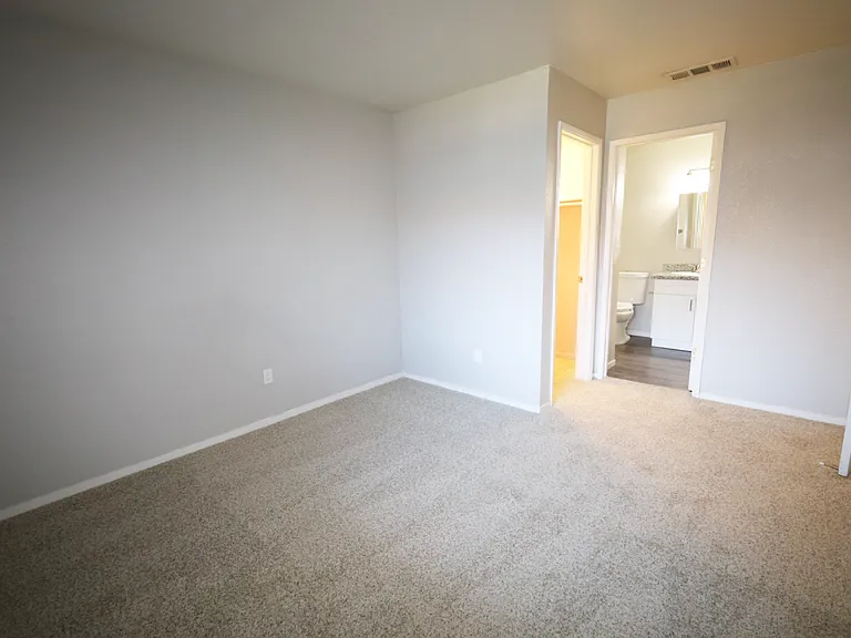 Sierra Ridge Apartments — Photo 5