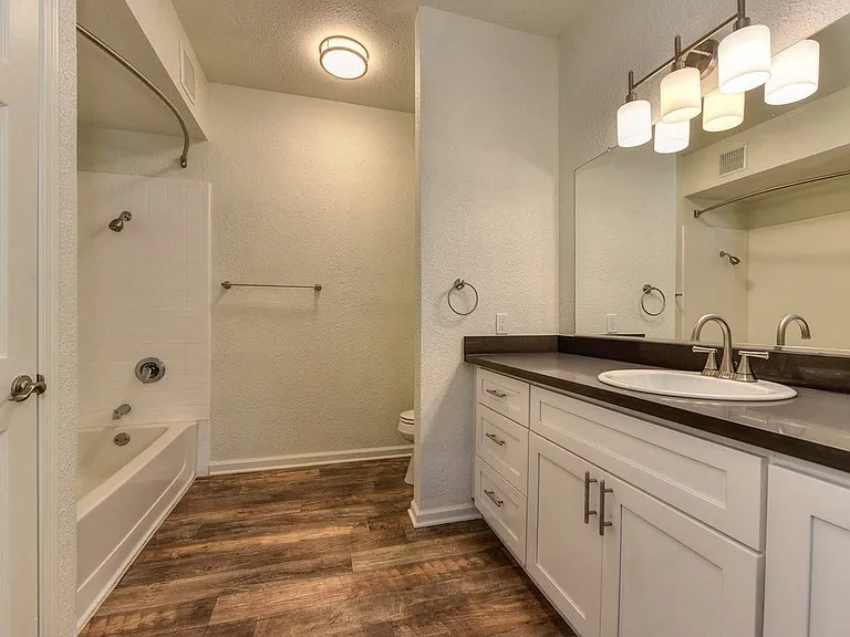 River Oaks Apartment Homes — Photo 9