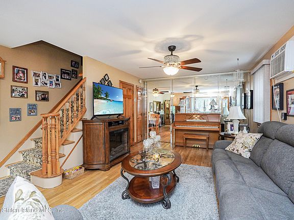 3rd image of 476 Dongan Hills Ave