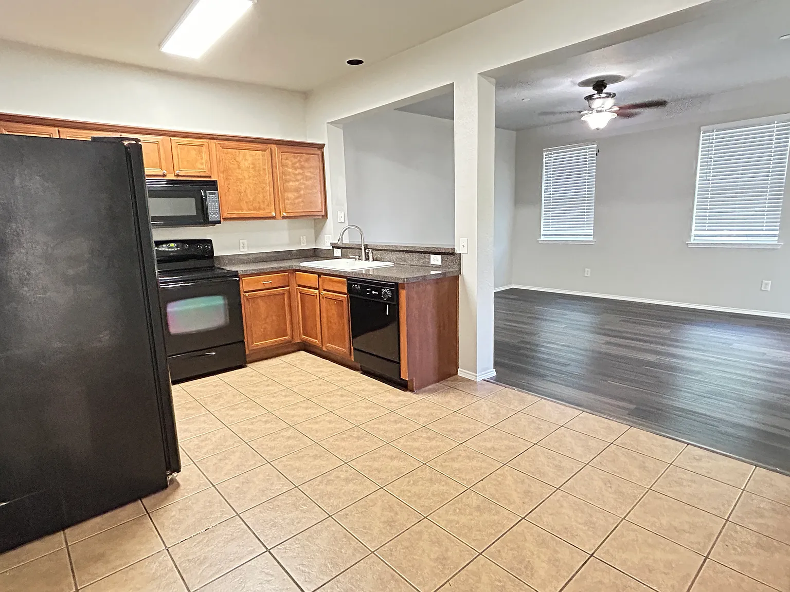 3 bed, 1600 sqft, $2,250 — Photo 2