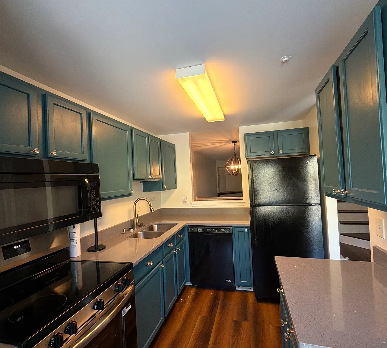 3 bed, 2.5 bath, 1800 sqft, $2,700 — Photo 1
