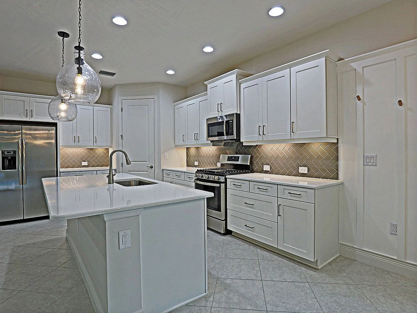 Gated 3/2 with Saltwater Heated Pool, Minutes from Gulf Coast Medical Center — Photo 4