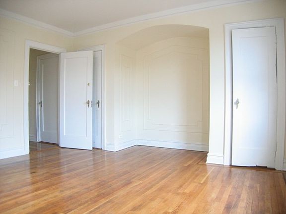 3rd image of 310 W 238th St #Triplex