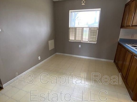 4th image of 2582 Boyle Ave