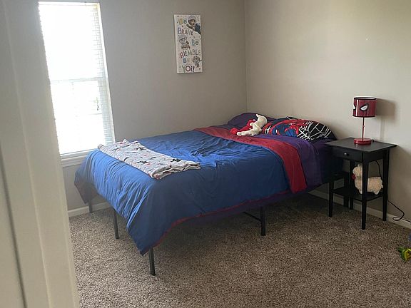 4th image of 622 NE Swann Cir
