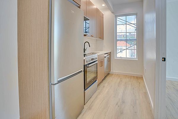 2nd image of 1681 Carroll St #4R