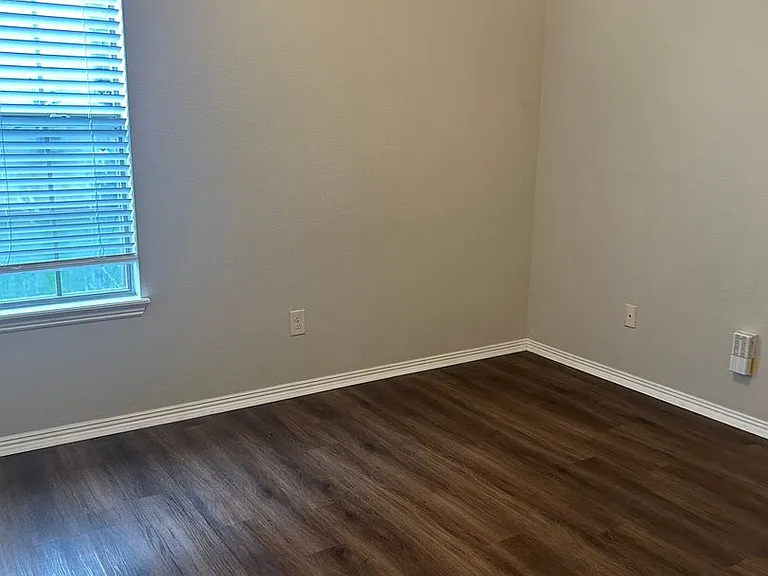 2670 N Valencia Ave — Photo 9