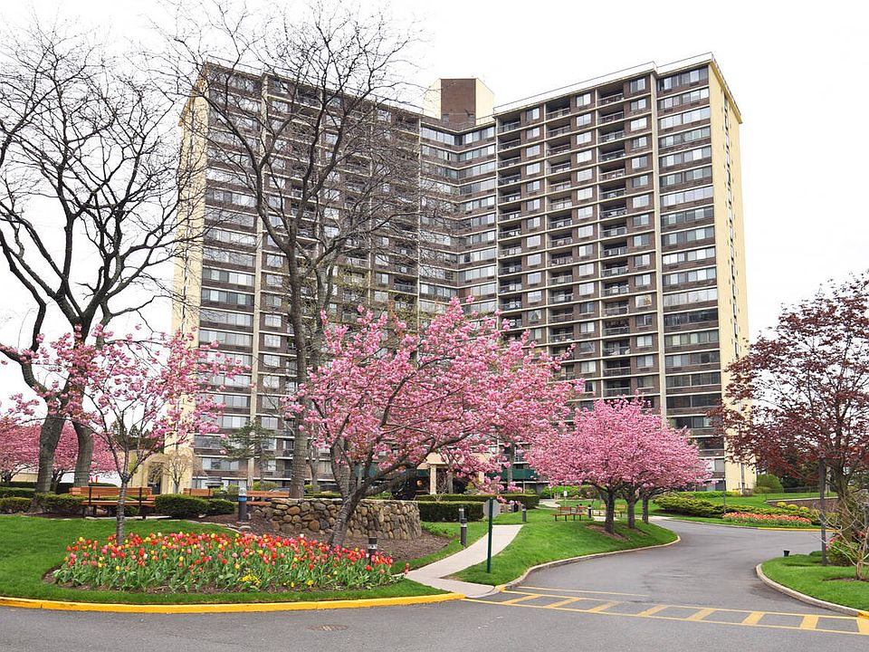 2nd image of 1 Bay Club Dr APT 12V