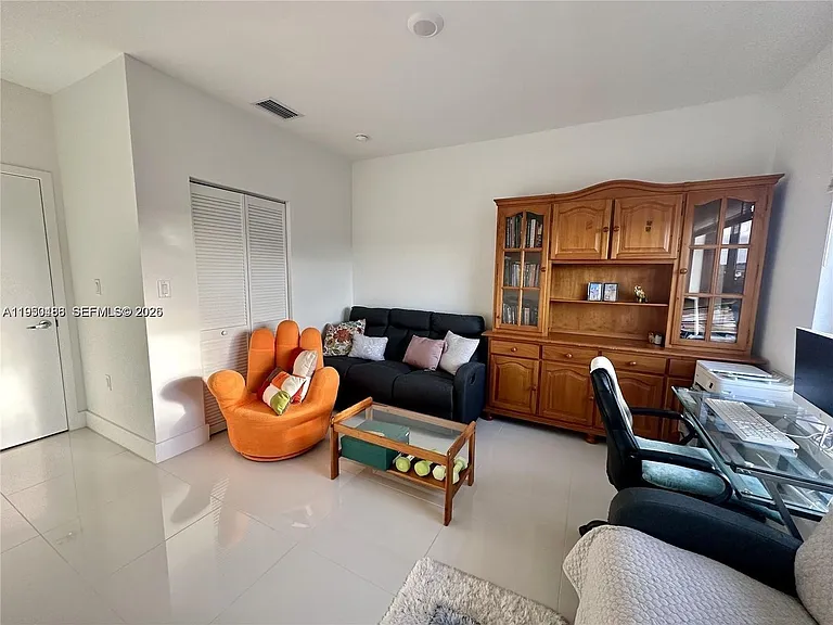 306 NW 11th Ct — Photo 7