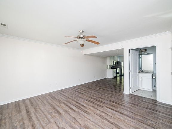 4th image of 76 Squire Cir