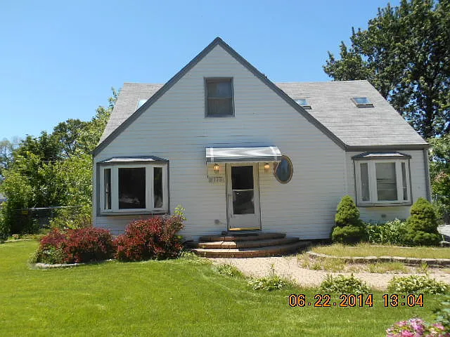 8348 Lorel Ave photo 1