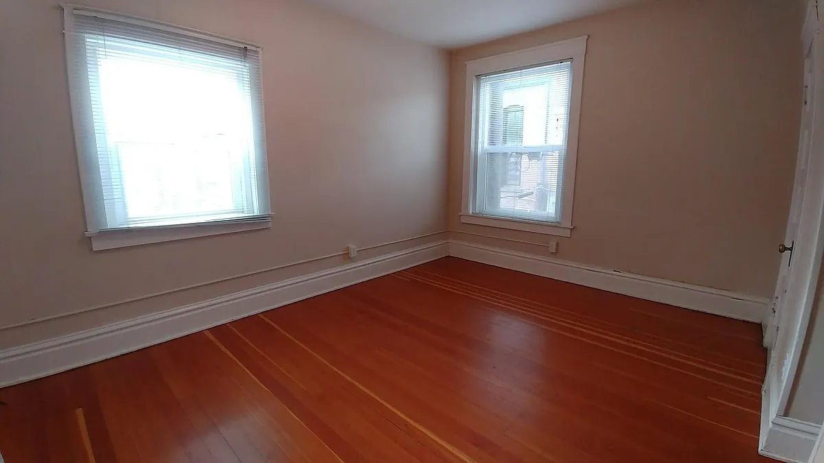 Living Room - 112 1/2 E Spring St #K