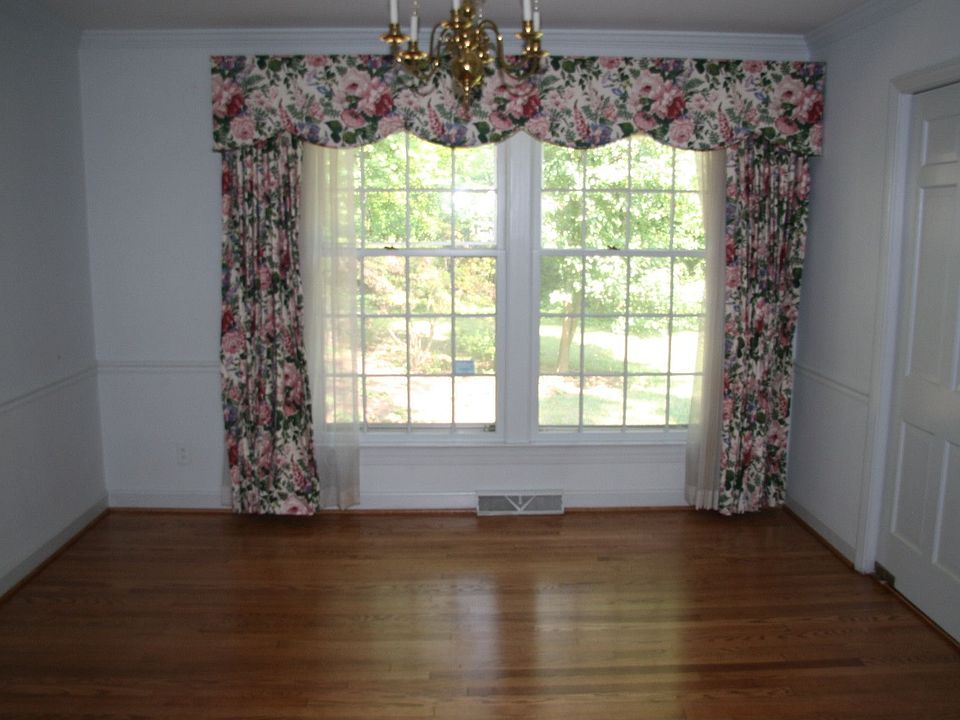 2nd image of 715 Rollingwood Dr