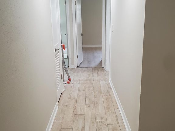5th image of 610 Holly Dr
