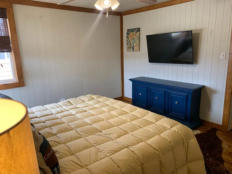 Bedroom features kind bed