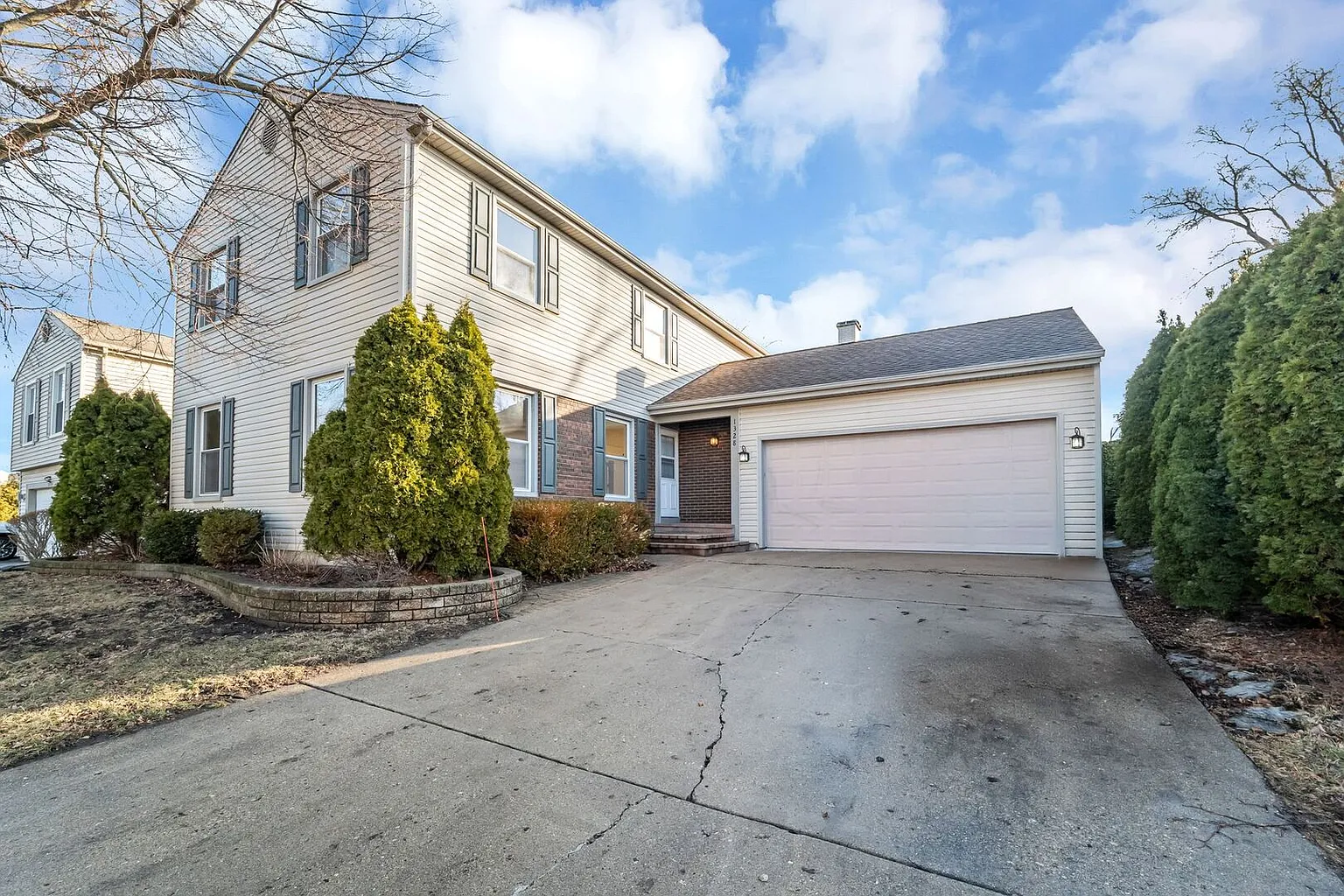 1328 Larchmont Dr photo 1