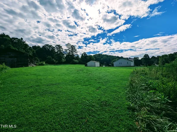 1053 The Lake Rd, Clintwood, VA 24228
