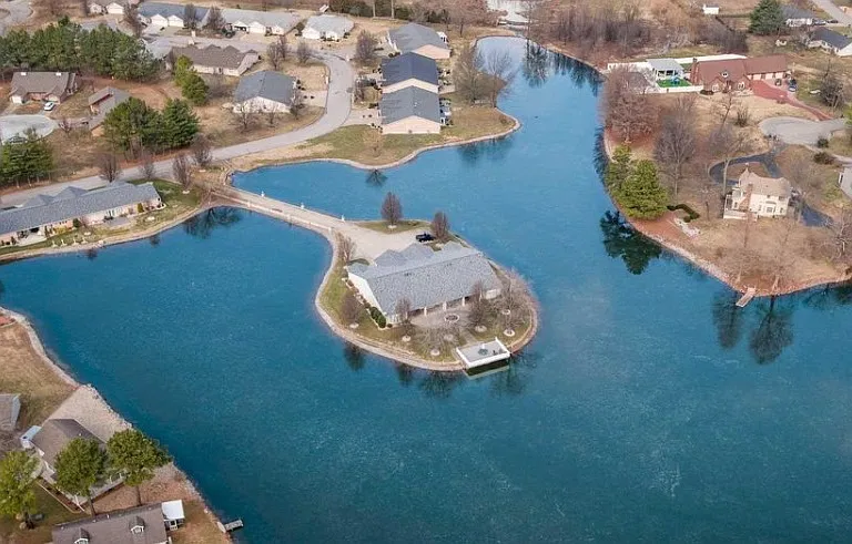 633 Lake Harbor Dr — Photo 1