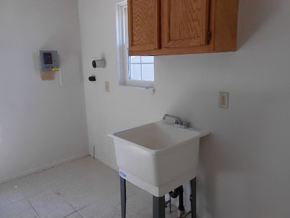 LAUNDRY/UTILITY ROOM